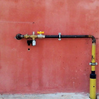 Pose d'un gazoduc dans un boîtier à travers un mur: les spécificités d'un dispositif pour introduire un tuyau dans la maison