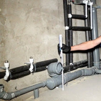 Tuyaux pour les eaux usées domestiques dans la maison: un aperçu comparatif des types modernes de tuyaux