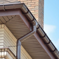 Comment faire des déversoirs à partir du toit: recommandations générales pour organiser un système de drainage de vos propres mains