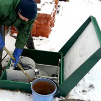 Règles d'entretien d'une fosse septique en hiver: nettoyage et entretien
