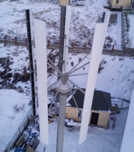 Vertikální větrný generátor na dřevěném stožáru