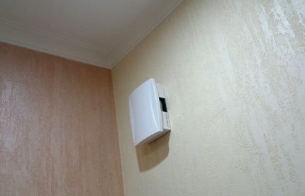 Cloche électrique sur le mur